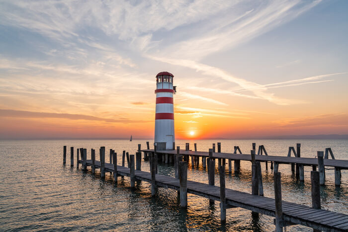 Der Leuchtturm in Podersdorf bei Sonnenuntergang im Sommer