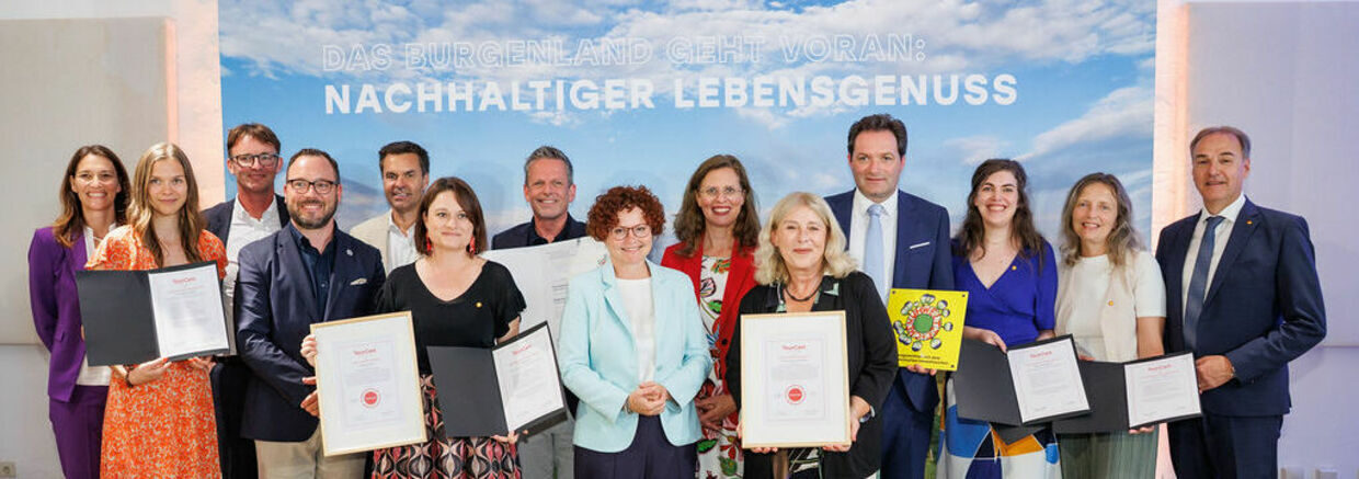 v.l.n.r. Heidrun Gruber-Größwang, Franziska Kasztler, Florian Größwang, Marco Giraldo, Didi Tunkel, Marlies Ebner, Patrik Hierner, Sts. Elisabeth Zehetner, LH-Stv. Anja Haider-Wallner, Brigitta Pelzer, BM Norbert Totschnig, Julia Hellwagner, Marion Hutter, LR Leonhard Schneemann
