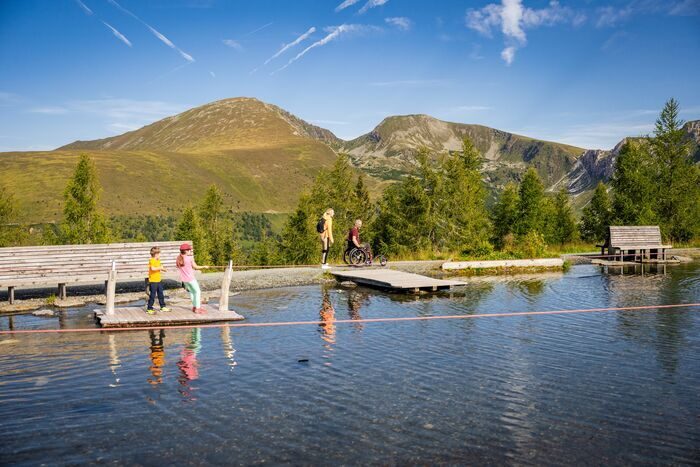 Familie bei einem Ausflug auf der Brunnach im Sommer